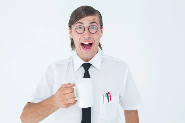 Homme d'affaires geek tenant une tasse — Photo