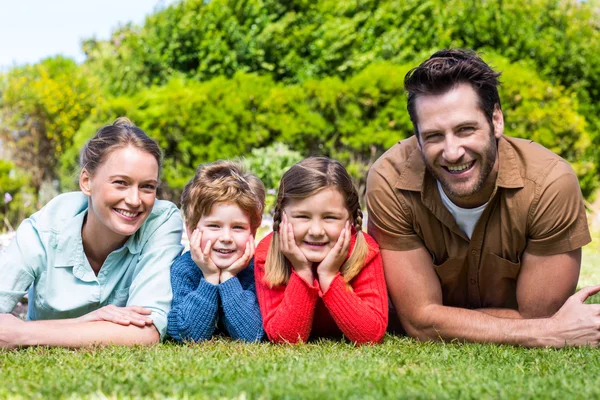 Boldog család mosolyog a kamera — Stock Fotó