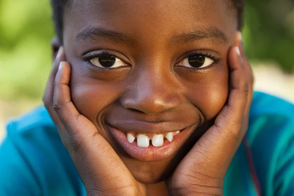 Pequeño niño sonriendo a la cámara —  Fotos de Stock