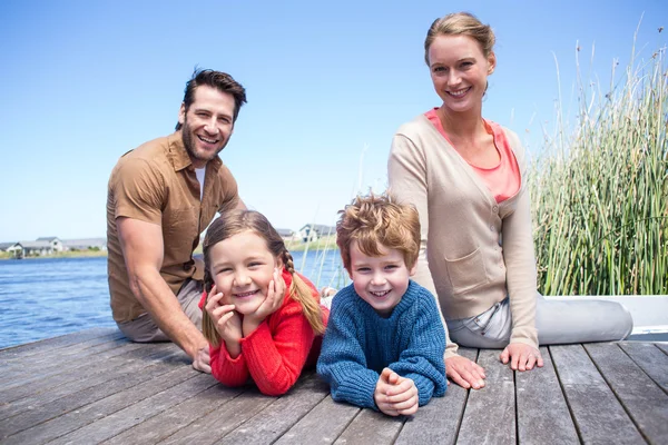Счастливая семья на озере — стоковое фото