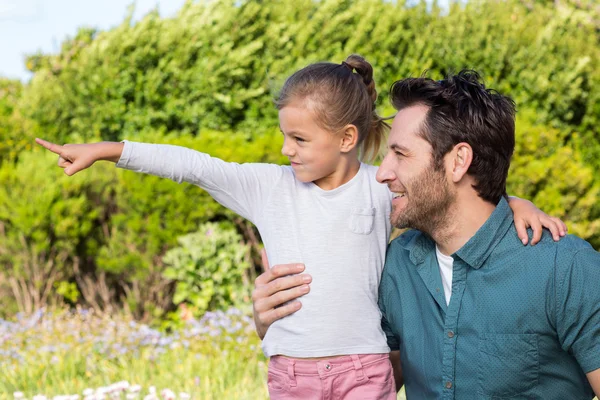 Far och dotter tittar på något — Stockfoto