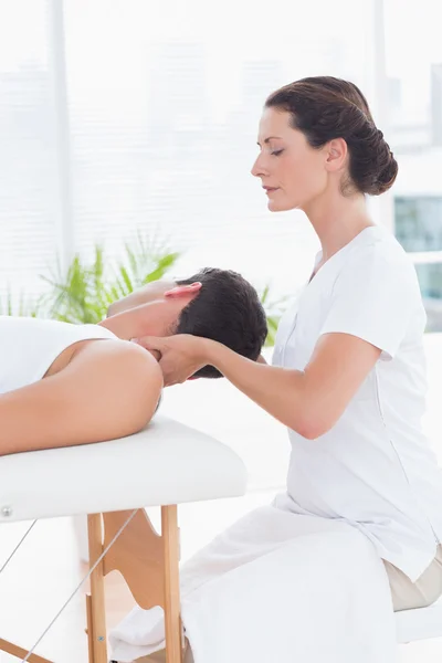 Uomo che riceve massaggio al collo — Foto Stock