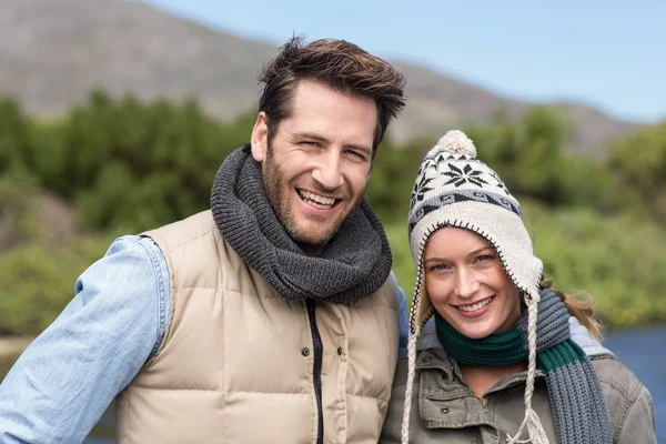 Gelukkige casual paar op een meer — Stockfoto