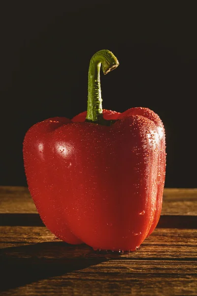 Red pepper on chopping board — Stock Photo, Image