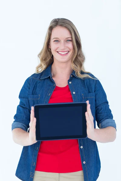 Mujer sonriente sosteniendo la tableta pc —  Fotos de Stock