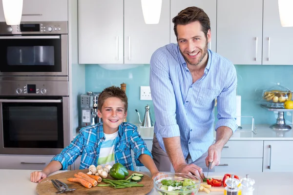 Lycklig familj förbereder lunch tillsammans — Stockfoto