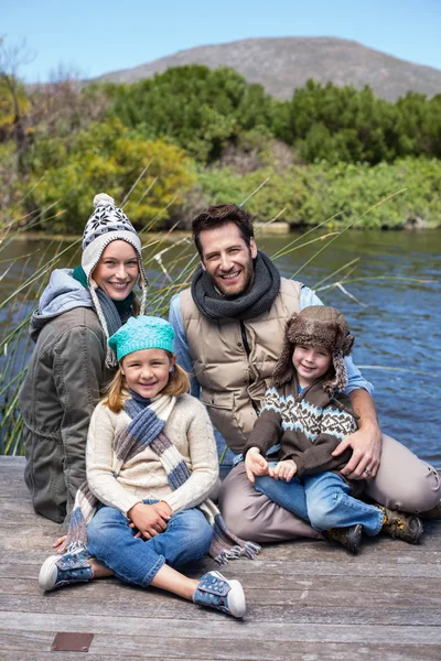 Familia casual feliz en un lago —  Fotos de Stock