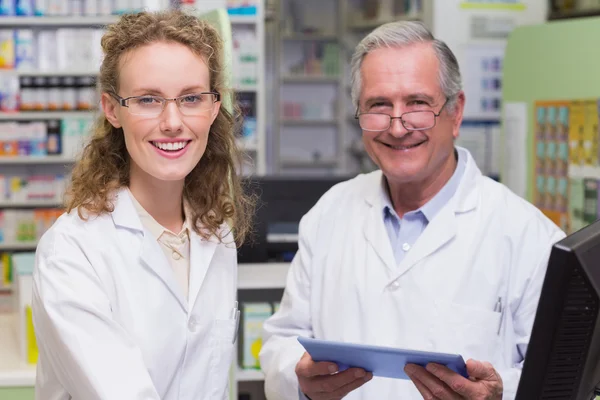 Équipe de pharmaciens souriant à la caméra — Photo