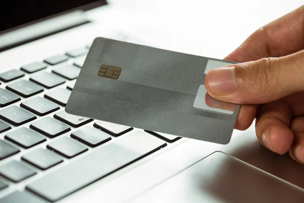 Man met laptop voor online winkelen — Stockfoto