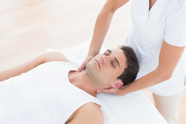 Homem recebendo massagem no pescoço — Fotografia de Stock