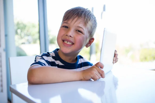 Liten pojke som använder tablettdator — Stockfoto