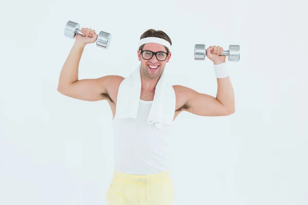 Geeky Hipster Hanteln heben in Sportbekleidung — Stockfoto