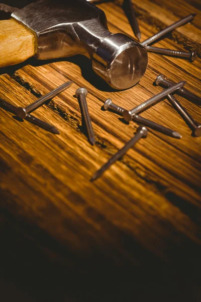 Martillo y clavos dispuestos en la mesa —  Fotos de Stock