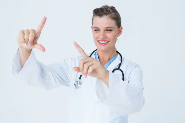 Arzt blickt durch Fingerrahmen — Stockfoto