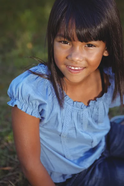 Linda niña en el parque —  Fotos de Stock