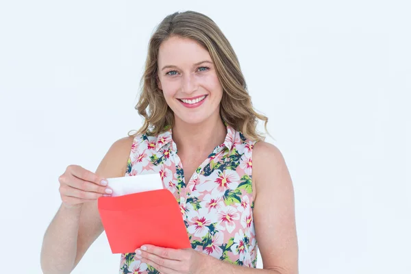 Lächelnde Frau mit Brief — Stockfoto