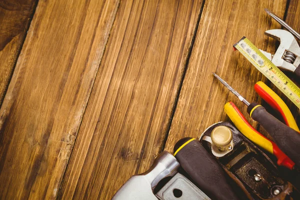 Herramientas de bricolaje dispuestas en la mesa — Foto de Stock