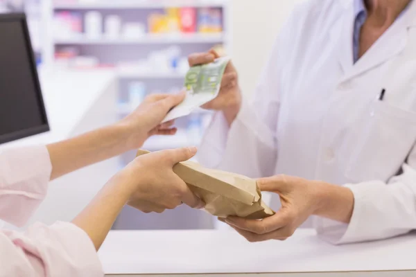 Farmaceut, dávat lék na zákazníka — Stock fotografie