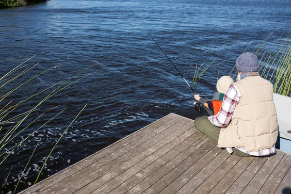 Uomo felice pesca con suo figlio — Foto Stock