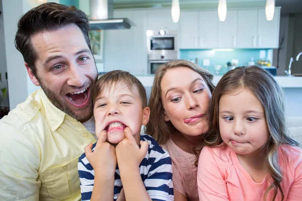 Gelukkig familie nemen selfie op Bank — Stockfoto