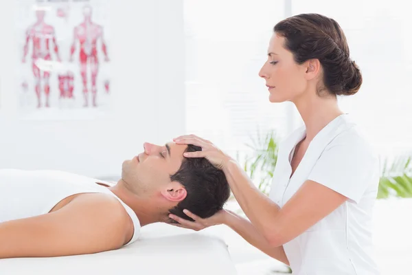 Man receiving head massage — Stock Photo, Image