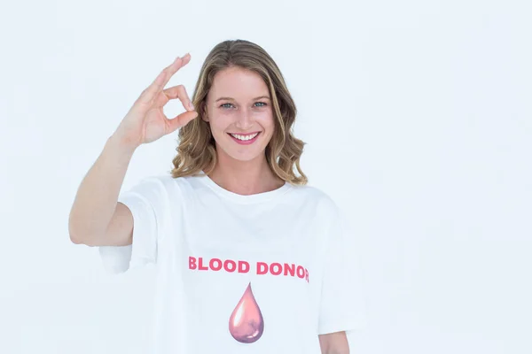 Donatore di sangue che mostra un segno positivo — Foto Stock