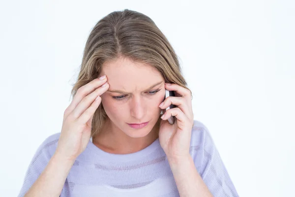 Unlächelnde Frau telefoniert mit Smartphone — Stockfoto