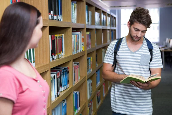 Estudantes na biblioteca — Fotografia de Stock