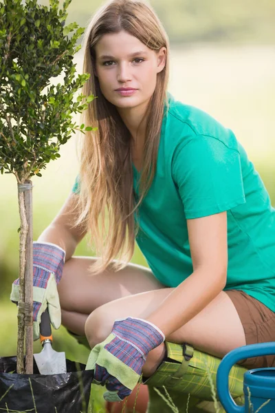 Pretty blonde gardening for her community — Stock Photo, Image