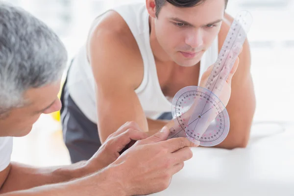 Doktor mäta handleden med goniometer — Stockfoto