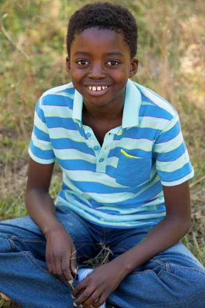 Carino piccolo ragazzo sorridente a fotocamera — Foto Stock