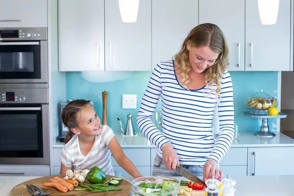 Lycklig familj förbereder lunch tillsammans — Stockfoto