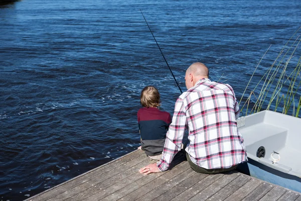 Hombre feliz pescando con su hijo — Foto de Stock