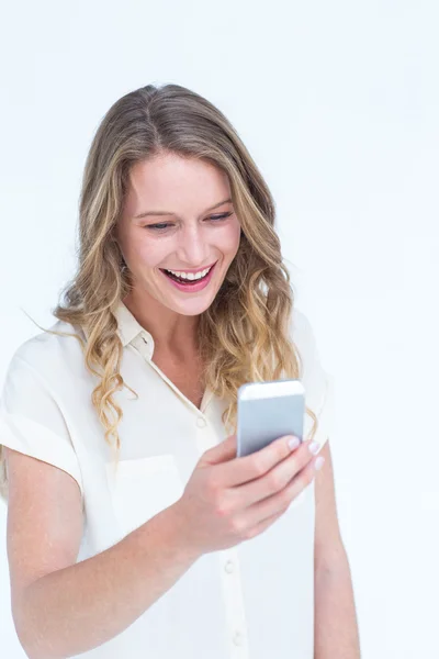Frau schreibt SMS mit ihrem Smartphone — Stockfoto