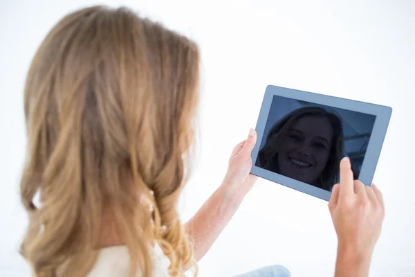 Kvinna som använder tablettdator — Stockfoto