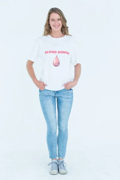 Донор крови стоя руки в кармане — стоковое фото