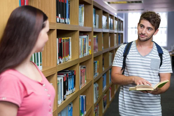 Estudantes na biblioteca sorrindo um para o outro — Fotografia de Stock