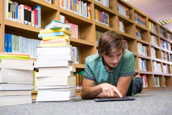 Studentin liegt auf Bibliotheksboden — Stockfoto