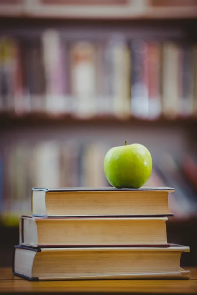 Apfel auf Bücherstapel — Stockfoto