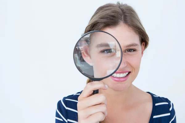 Smiling woman holding magnifying glass — Stock Photo, Image