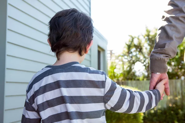 Padre e figlio che si tengono per mano — Foto Stock