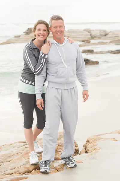 Fit casal sorrindo para a câmera — Fotografia de Stock