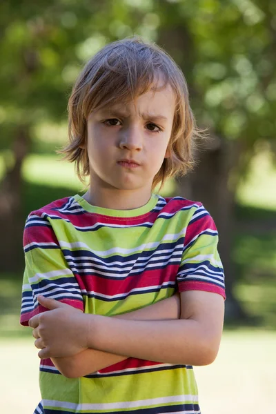 公園の中で悲しい少年 — ストック写真
