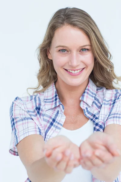 Hübsche Hipster präsentiert ihre Hände — Stockfoto