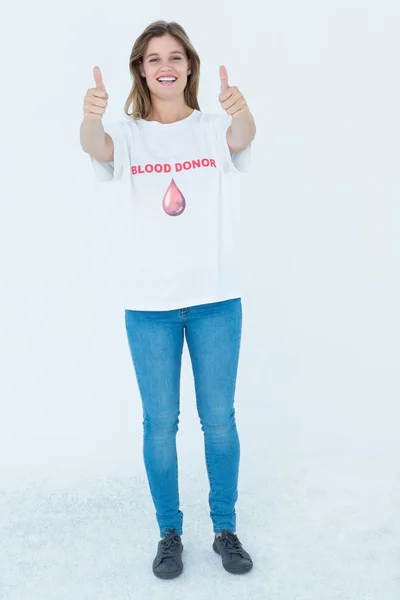 Донор крови показывает большие пальцы вверх — стоковое фото