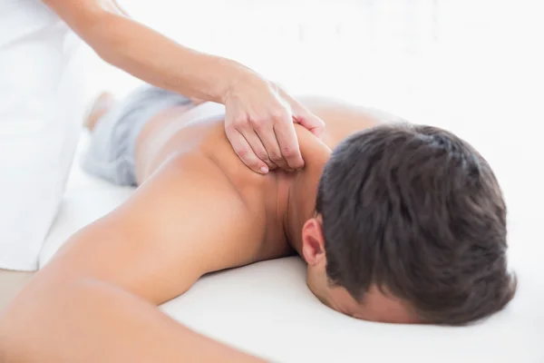 Fisioterapista che fa massaggi alle spalle al suo paziente — Foto Stock