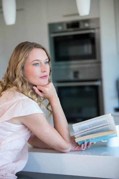 Hübsche Blondine liest ein Buch — Stockfoto