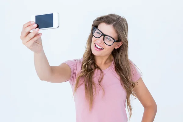 Hezká blondýnka s selfie o sebe — Stock fotografie