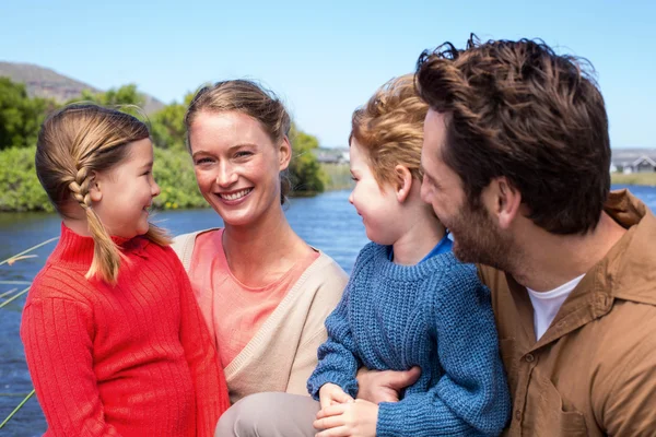 호수에서 행복 한 가족 — 스톡 사진