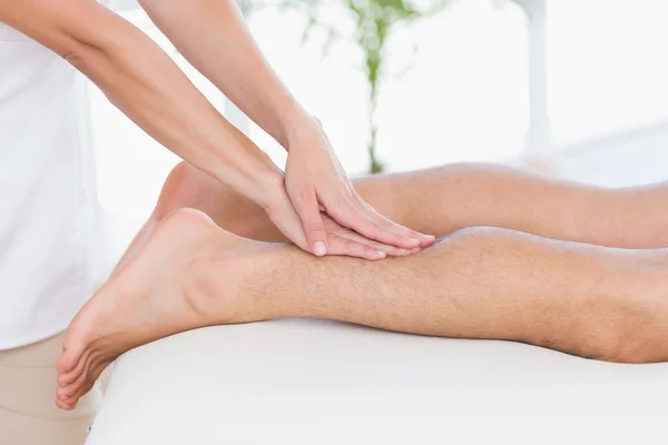 Physiotherapist doing calf massage — Stock Photo, Image